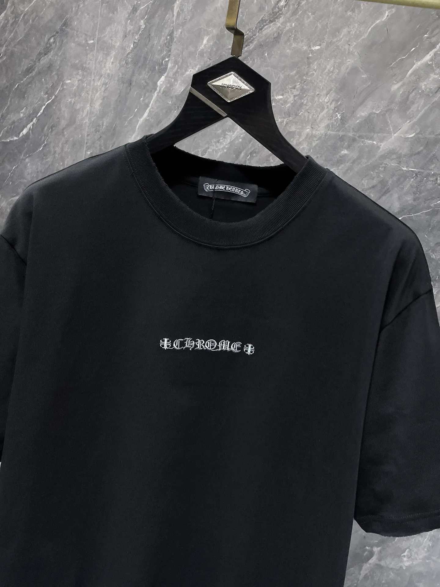 P170 New for summer Chrome Hearts 25ss worn version. High gram weight, environmentally friendly and high-quality top-grade fabric. 280g Chrome Sword Sanskrit embroidery patch splicing short sleeves. Heavy-duty pure hand-cut patch embroidery technology. Counter synchronization. Re-engraved version 1:1. Recommended color: black. White. Size: S, M, L, XL.